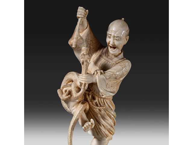 A very fine japanese ivory okimono of a man fighting a tiny dragon, meiji period (1868-1912); total h 18 cm - ivory h 12,5 cm - total weight 237g (+) - afbeelding 5 van  5