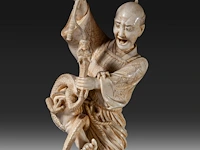 A very fine japanese ivory okimono of a man fighting a tiny dragon, meiji period (1868-1912); total h 18 cm - ivory h 12,5 cm - total weight 237g (+) - afbeelding 5 van  5