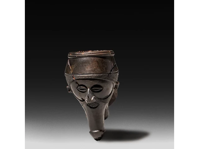 A very rare black clay yaka pipe, decorated with a man's head with a phallus-shaped beard, d.r. congo 6 cm. (2.35 in.) - afbeelding 1 van  5