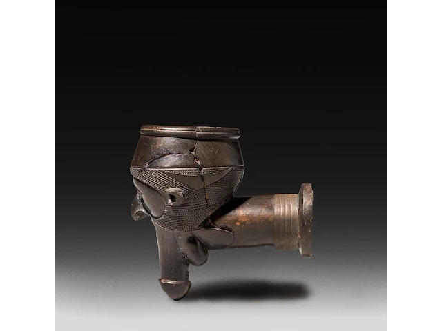A very rare black clay yaka pipe, decorated with a man's head with a phallus-shaped beard, d.r. congo 6 cm. (2.35 in.) - afbeelding 2 van  5