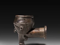 A very rare black clay yaka pipe, decorated with a man's head with a phallus-shaped beard, d.r. congo 6 cm. (2.35 in.) - afbeelding 2 van  5