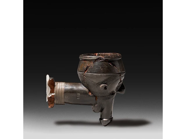 A very rare black clay yaka pipe, decorated with a man's head with a phallus-shaped beard, d.r. congo 6 cm. (2.35 in.) - afbeelding 3 van  5