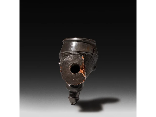 A very rare black clay yaka pipe, decorated with a man's head with a phallus-shaped beard, d.r. congo 6 cm. (2.35 in.) - afbeelding 4 van  5
