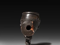 A very rare black clay yaka pipe, decorated with a man's head with a phallus-shaped beard, d.r. congo 6 cm. (2.35 in.) - afbeelding 4 van  5