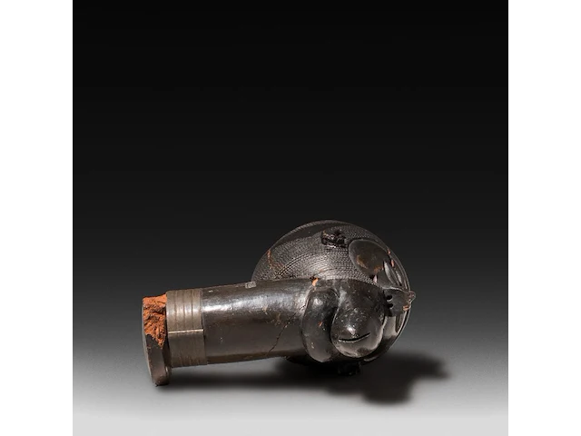 A very rare black clay yaka pipe, decorated with a man's head with a phallus-shaped beard, d.r. congo 6 cm. (2.35 in.) - afbeelding 5 van  5