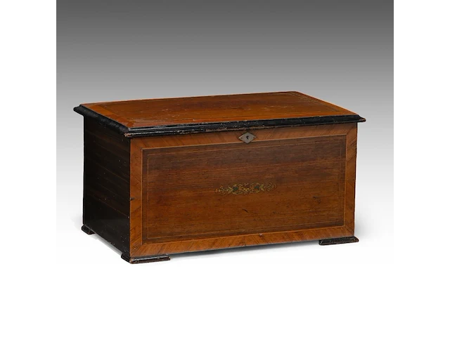 A victorian musical animation box with butterfly strikers, ca. 1900 30 x 57 x 34.5 cm. (11.81 x 22.44 x 13.58 in.) - afbeelding 2 van  7