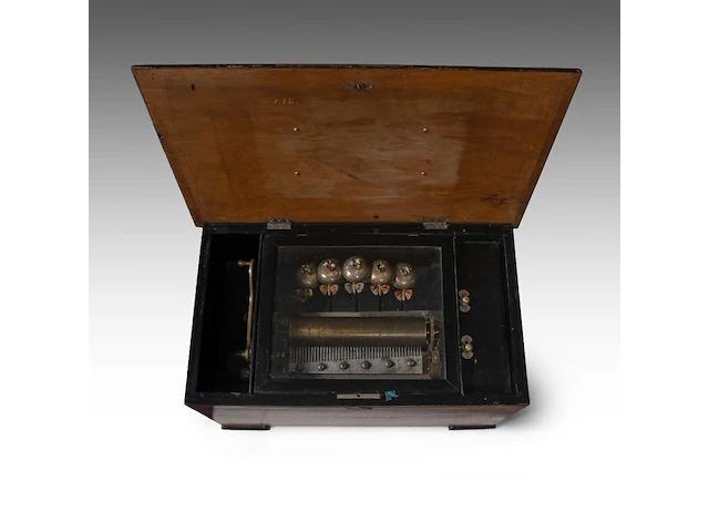 A victorian musical animation box with butterfly strikers, ca. 1900 30 x 57 x 34.5 cm. (11.81 x 22.44 x 13.58 in.) - afbeelding 3 van  7
