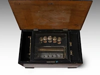 A victorian musical animation box with butterfly strikers, ca. 1900 30 x 57 x 34.5 cm. (11.81 x 22.44 x 13.58 in.) - afbeelding 3 van  7