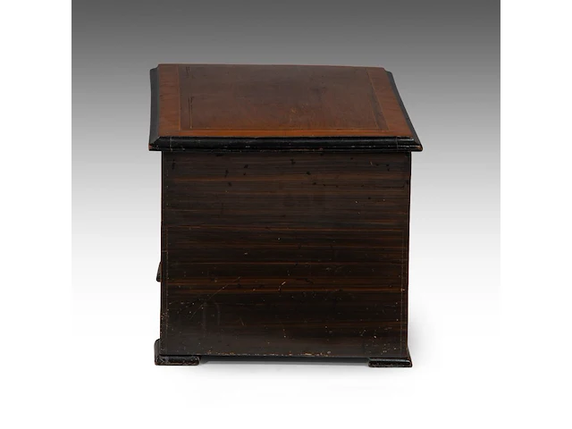 A victorian musical animation box with butterfly strikers, ca. 1900 30 x 57 x 34.5 cm. (11.81 x 22.44 x 13.58 in.) - afbeelding 7 van  7