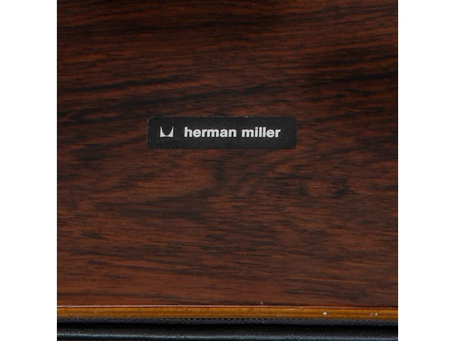 A vintage lounge chair with an ottoman by charles & ray eames for herman miller, '70s edition - afbeelding 2 van  17