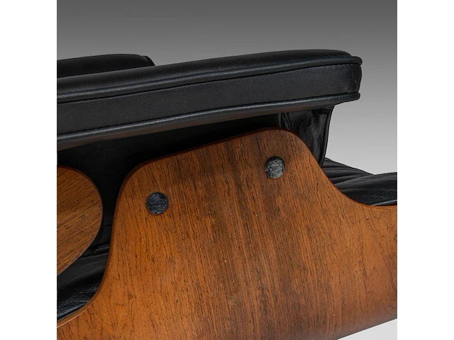 A vintage lounge chair with an ottoman by charles & ray eames for herman miller, '70s edition - afbeelding 3 van  17