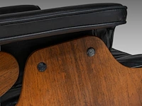 A vintage lounge chair with an ottoman by charles & ray eames for herman miller, '70s edition - afbeelding 3 van  17