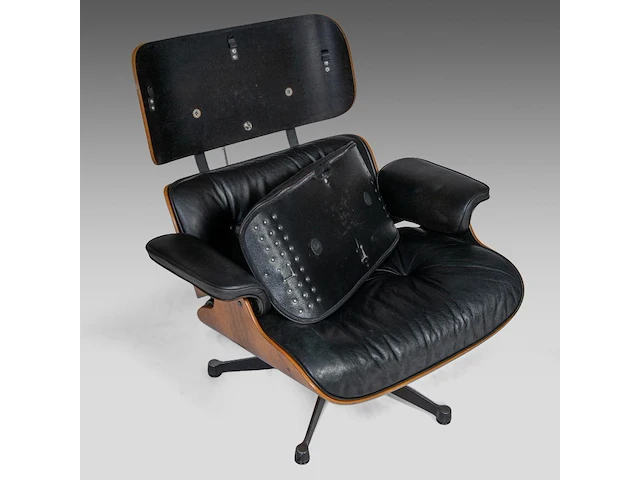 A vintage lounge chair with an ottoman by charles & ray eames for herman miller, '70s edition - afbeelding 8 van  17