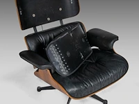 A vintage lounge chair with an ottoman by charles & ray eames for herman miller, '70s edition - afbeelding 8 van  17