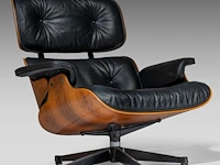 A vintage lounge chair with an ottoman by charles & ray eames for herman miller, '70s edition - afbeelding 9 van  17