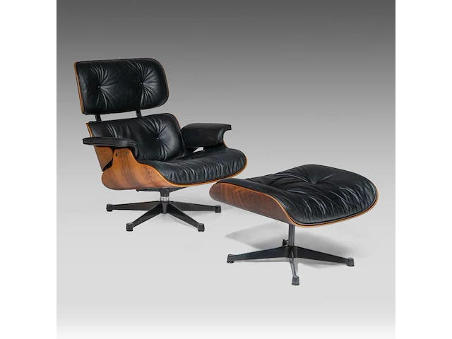 A vintage lounge chair with an ottoman by charles & ray eames for herman miller, '70s edition - afbeelding 1 van  17