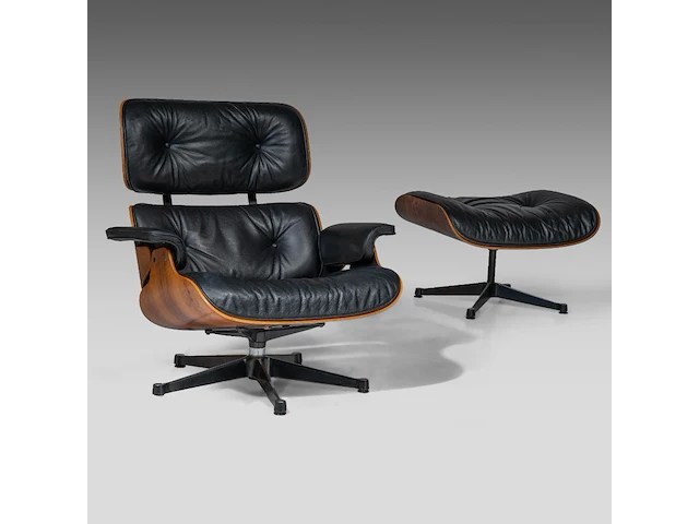 A vintage lounge chair with an ottoman by charles & ray eames for herman miller, '70s edition - afbeelding 10 van  17