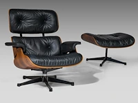 A vintage lounge chair with an ottoman by charles & ray eames for herman miller, '70s edition - afbeelding 10 van  17
