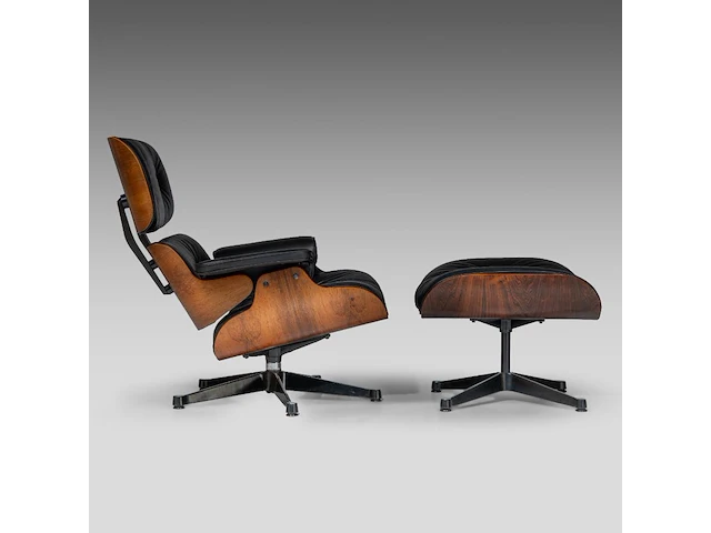 A vintage lounge chair with an ottoman by charles & ray eames for herman miller, '70s edition - afbeelding 11 van  17