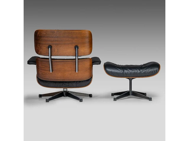 A vintage lounge chair with an ottoman by charles & ray eames for herman miller, '70s edition - afbeelding 12 van  17