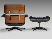 A vintage lounge chair with an ottoman by charles & ray eames for herman miller, '70s edition - afbeelding 12 van  17