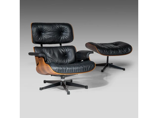 A vintage lounge chair with an ottoman by charles & ray eames for herman miller, '70s edition - afbeelding 14 van  17