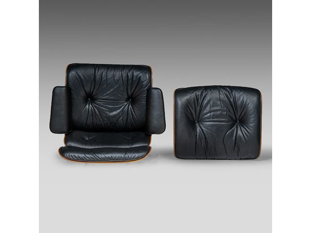 A vintage lounge chair with an ottoman by charles & ray eames for herman miller, '70s edition - afbeelding 15 van  17