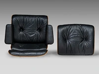 A vintage lounge chair with an ottoman by charles & ray eames for herman miller, '70s edition - afbeelding 15 van  17
