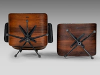 A vintage lounge chair with an ottoman by charles & ray eames for herman miller, '70s edition - afbeelding 16 van  17