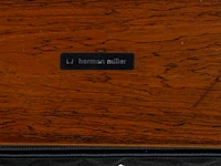A vintage lounge chair with an ottoman by charles & ray eames for herman miller, '70s edition - afbeelding 17 van  17