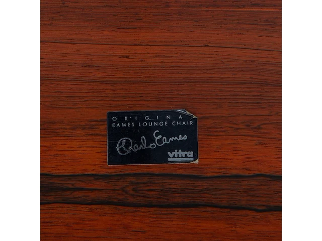 A vintage lounge chair with an ottoman by charles & ray eames for vitra, late '80s edition - afbeelding 2 van  14