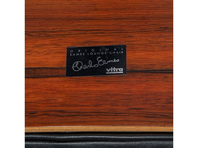 A vintage lounge chair with an ottoman by charles & ray eames for vitra, late '80s edition - afbeelding 3 van  14