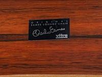 A vintage lounge chair with an ottoman by charles & ray eames for vitra, late '80s edition - afbeelding 3 van  14