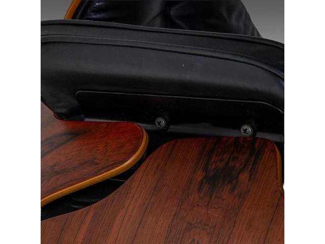 A vintage lounge chair with an ottoman by charles & ray eames for vitra, late '80s edition - afbeelding 4 van  14