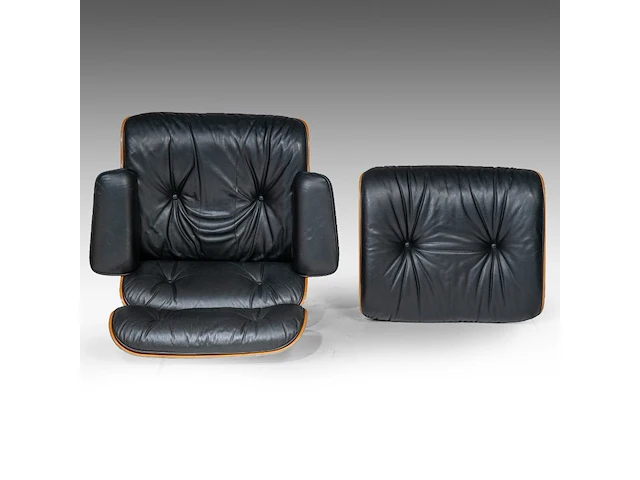 A vintage lounge chair with an ottoman by charles & ray eames for vitra, late '80s edition - afbeelding 13 van  14