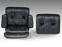 A vintage lounge chair with an ottoman by charles & ray eames for vitra, late '80s edition - afbeelding 13 van  14