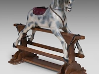 A vintage polychrome wooden carousel horse, h 115 - w 140 cm - afbeelding 2 van  8