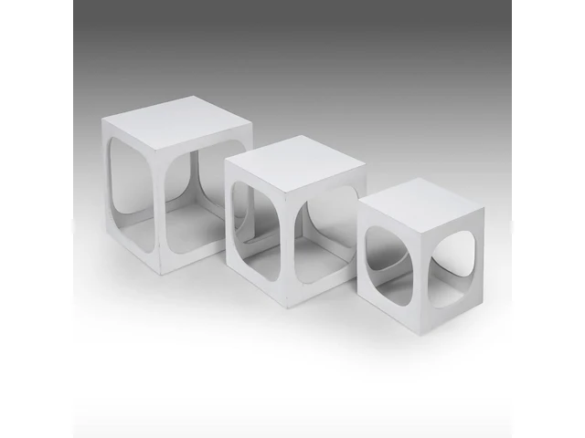 A vintage set of space-age design white lacquered nest tables, '60s, h 40 - w 37 - d 37 cm (tallest) - afbeelding 1 van  7