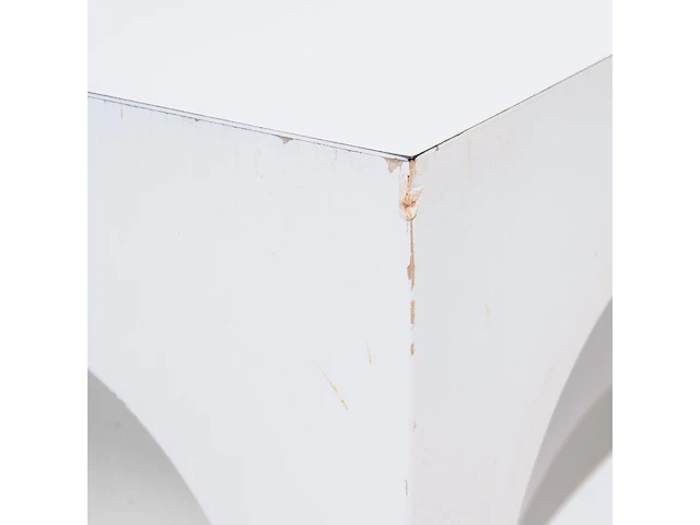 A vintage set of space-age design white lacquered nest tables, '60s, h 40 - w 37 - d 37 cm (tallest) - afbeelding 5 van  7