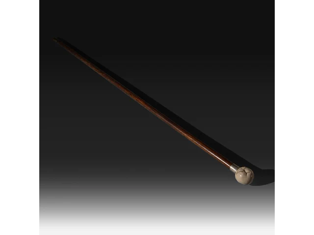 A walking stick with an ivory handle depicting female genitalia, with a silver cuff, 19thc, h 95 cm - ivory handle ø 4,5 cm - ivory weight 180g (+) - afbeelding 1 van  6