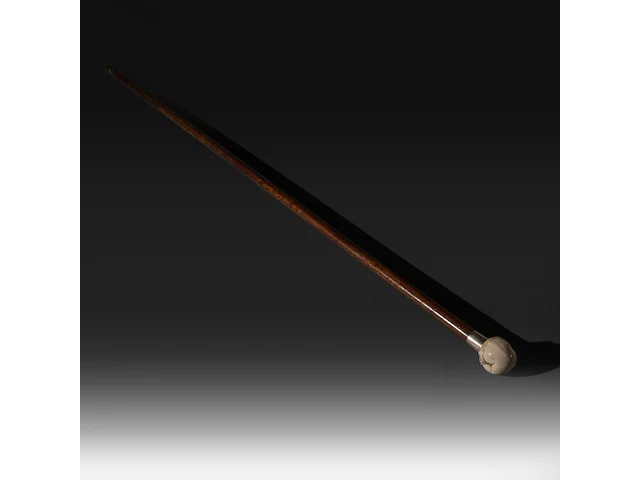 A walking stick with an ivory handle depicting female genitalia, with a silver cuff, 19thc, h 95 cm - ivory handle ø 4,5 cm - ivory weight 180g (+) - afbeelding 2 van  6