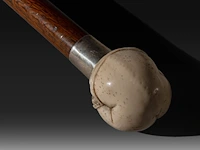 A walking stick with an ivory handle depicting female genitalia, with a silver cuff, 19thc, h 95 cm - ivory handle ø 4,5 cm - ivory weight 180g (+) - afbeelding 3 van  6