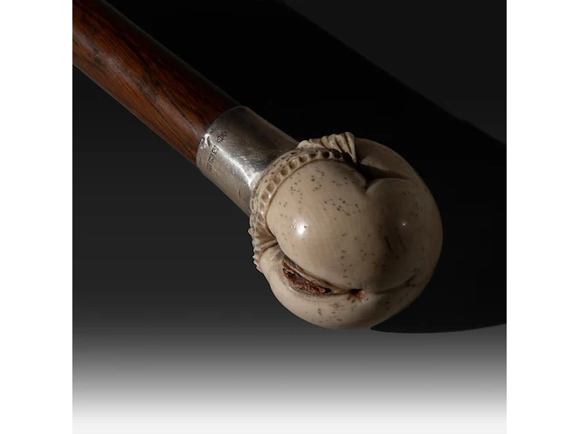 A walking stick with an ivory handle depicting female genitalia, with a silver cuff, 19thc, h 95 cm - ivory handle ø 4,5 cm - ivory weight 180g (+) - afbeelding 4 van  6