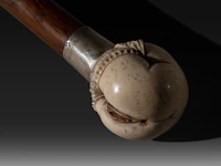 A walking stick with an ivory handle depicting female genitalia, with a silver cuff, 19thc, h 95 cm - ivory handle ø 4,5 cm - ivory weight 180g (+) - afbeelding 4 van  6