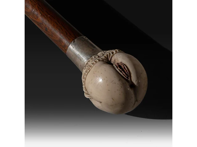 A walking stick with an ivory handle depicting female genitalia, with a silver cuff, 19thc, h 95 cm - ivory handle ø 4,5 cm - ivory weight 180g (+) - afbeelding 5 van  6