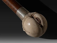 A walking stick with an ivory handle depicting female genitalia, with a silver cuff, 19thc, h 95 cm - ivory handle ø 4,5 cm - ivory weight 180g (+) - afbeelding 5 van  6