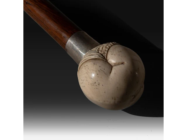 A walking stick with an ivory handle depicting female genitalia, with a silver cuff, 19thc, h 95 cm - ivory handle ø 4,5 cm - ivory weight 180g (+) - afbeelding 6 van  6