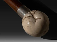 A walking stick with an ivory handle depicting female genitalia, with a silver cuff, 19thc, h 95 cm - ivory handle ø 4,5 cm - ivory weight 180g (+) - afbeelding 6 van  6
