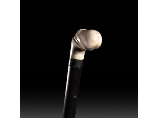 A walking stick with an ivory handle of a phallus, on the silver ring the inscription 'souvenir 1833-1893', french, 19thc, total h 90 cm - ivory h 5,5 cm - ivory w 6 cm - total weight 360g (+) - afbeelding 1 van  6