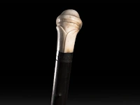 A walking stick with an ivory handle of a phallus, on the silver ring the inscription 'souvenir 1833-1893', french, 19thc, total h 90 cm - ivory h 5,5 cm - ivory w 6 cm - total weight 360g (+) - afbeelding 3 van  6